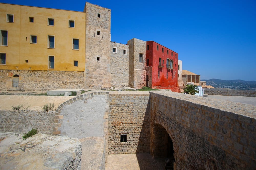 Infraestructura en Ibiza – agua, electricidad, acceso y entorno